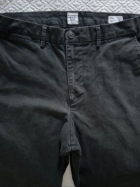 GAP Men's Black Essential Khakis SLIM 33-32